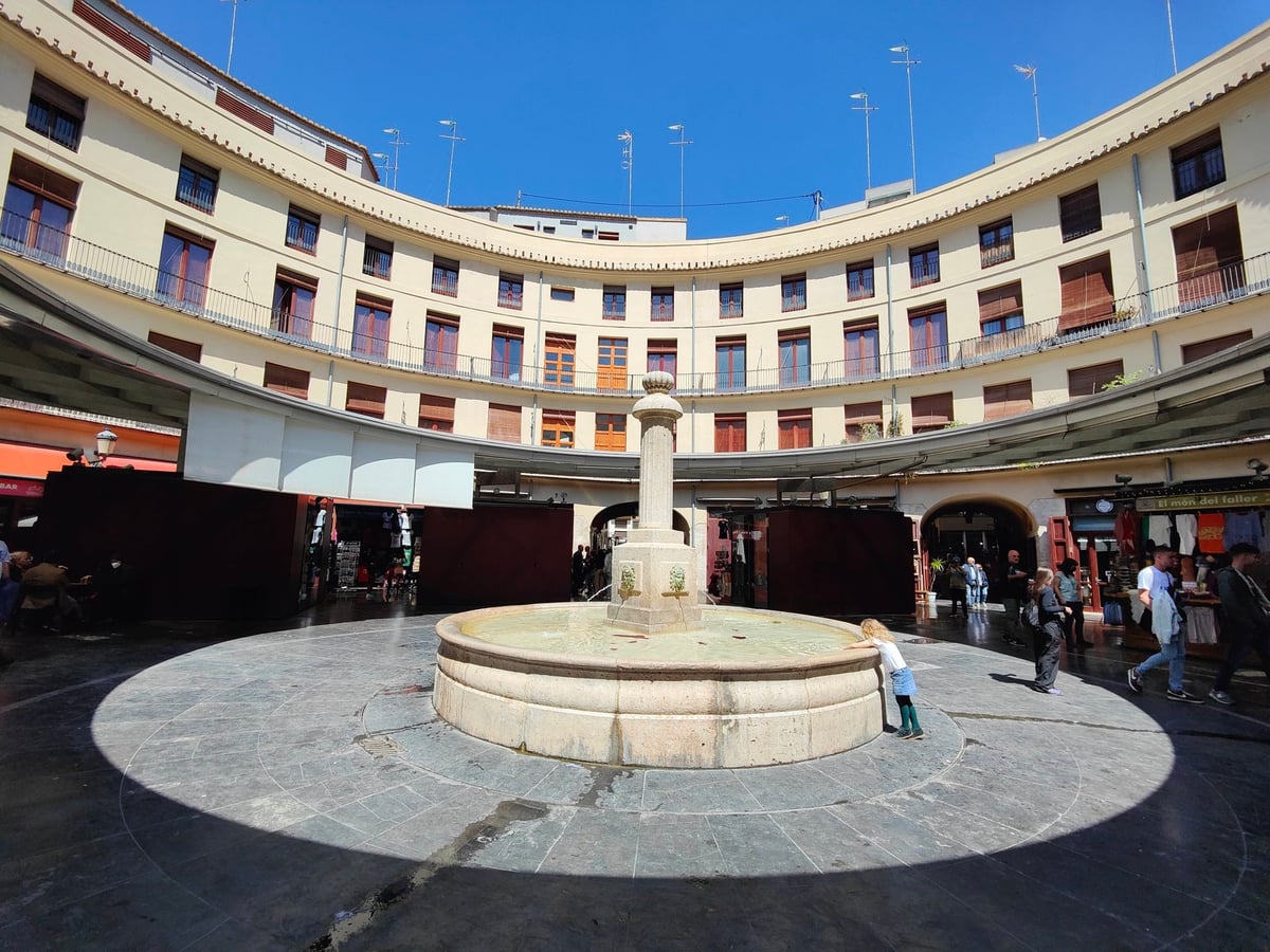 Plaza interior del Mercado de Colón de Valencia