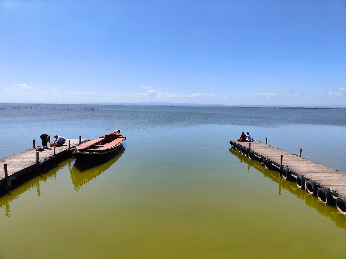 Embarcaderos y paisaje de la Albufera de Valencia.