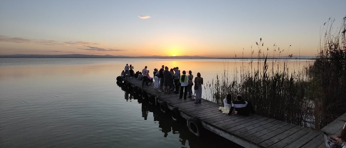 Atardecer sobre la Albufera de Valencia con un embarcadero