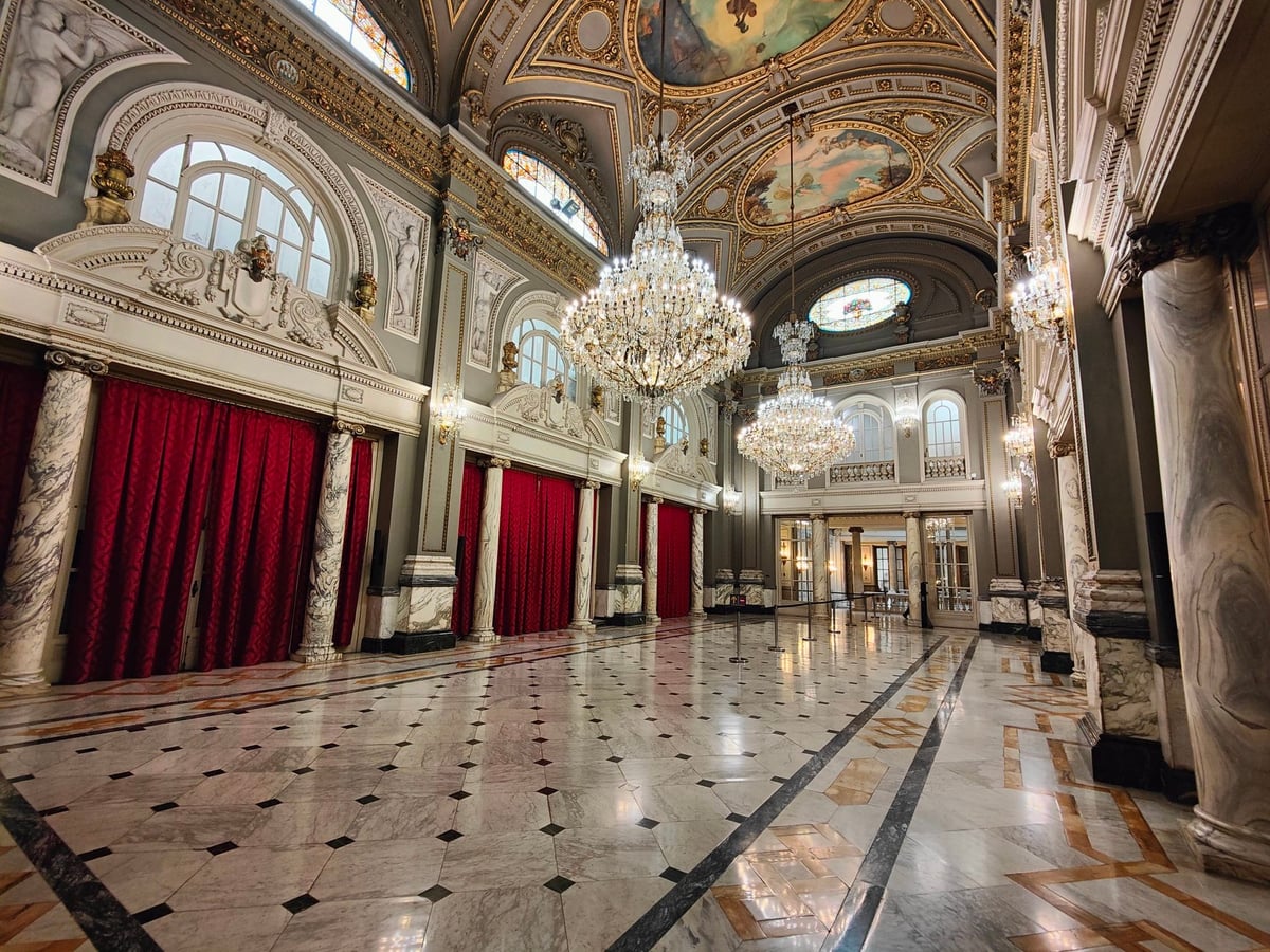Edificio histórico del centro de Valencia y sus interiores