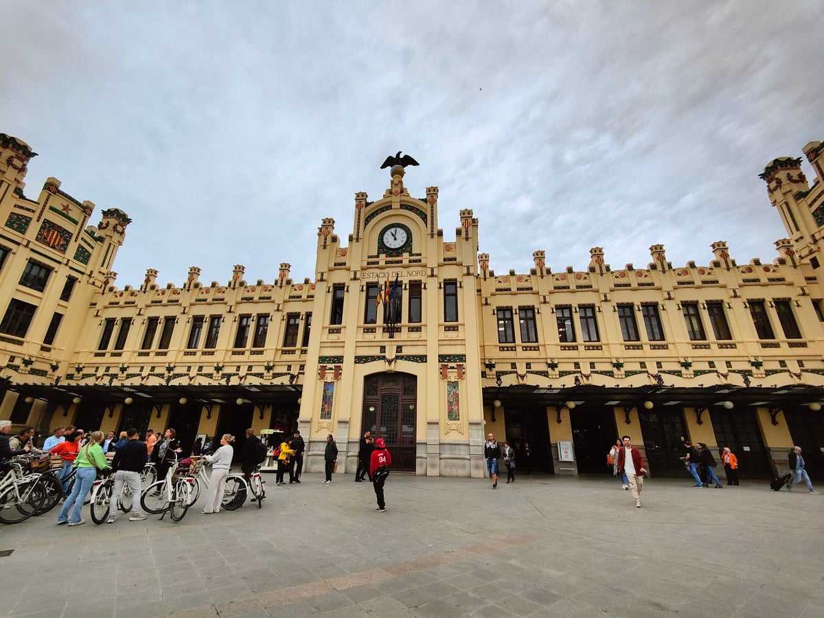 Edificio histórico del centro de Valencia y sus interiores