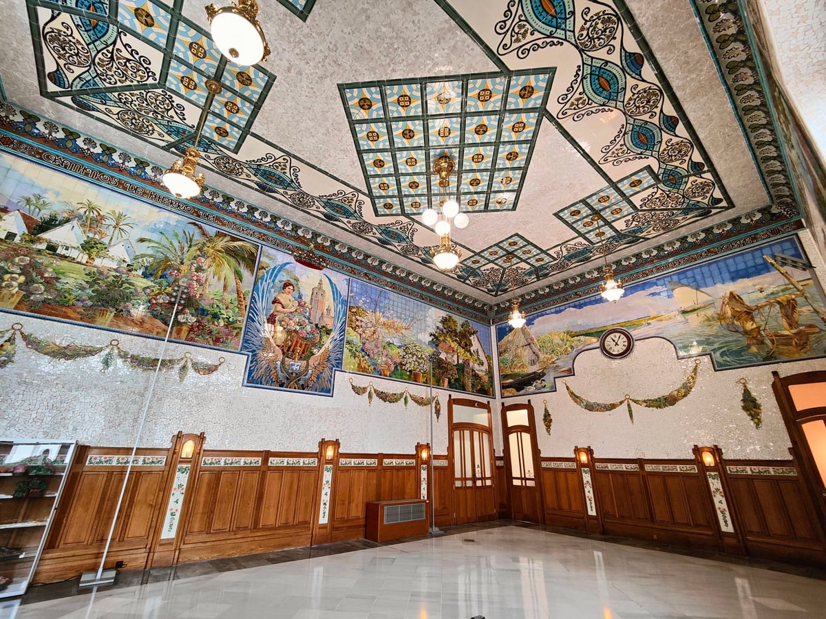 Edificio histórico del centro de Valencia y sus interiores
