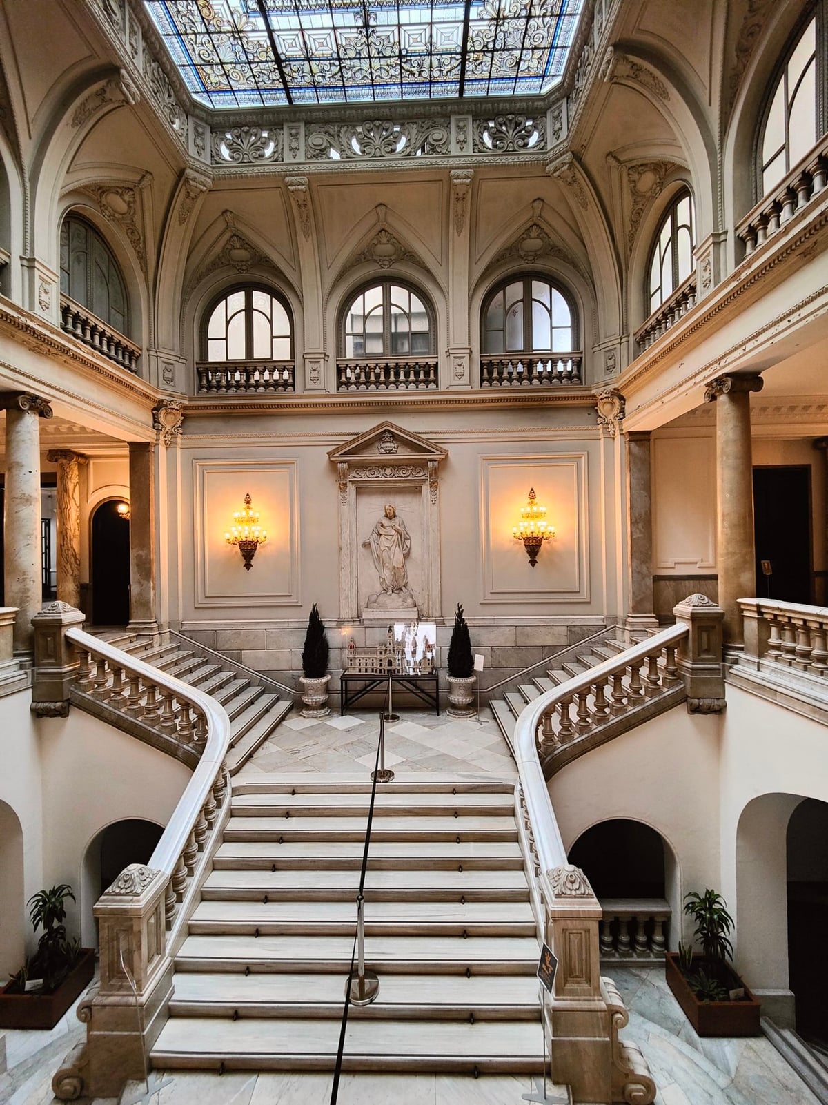 Edificio histórico del centro de Valencia y sus interiores