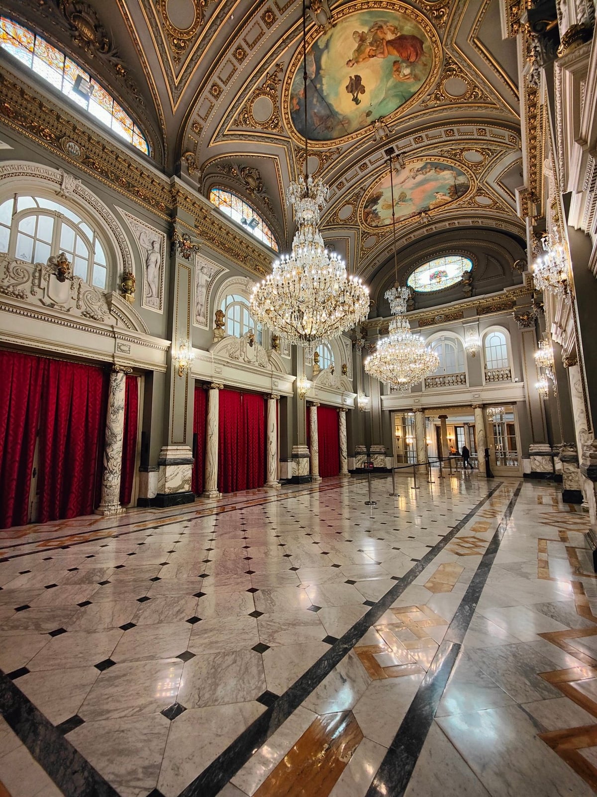 Edificio histórico del centro de Valencia y sus interiores