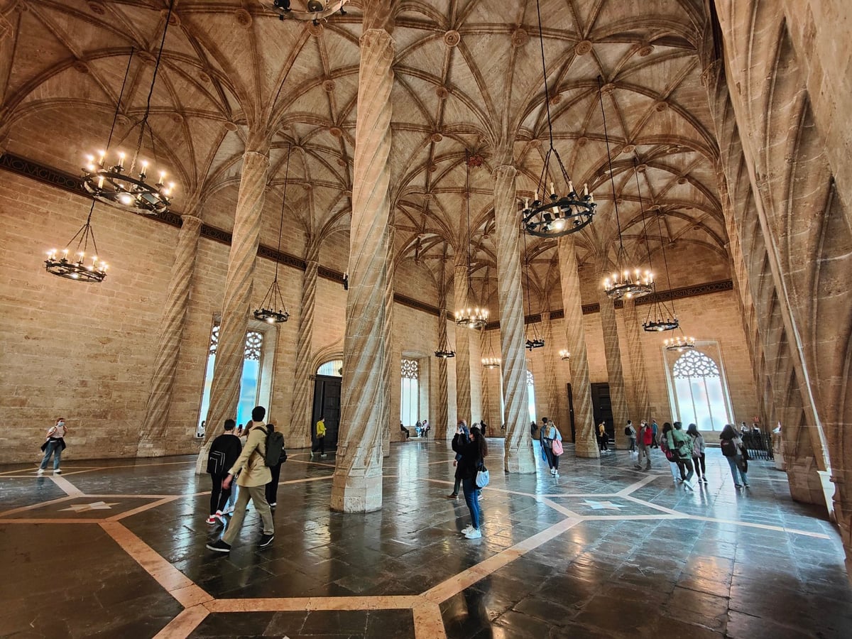 Edificio histórico del centro de Valencia y sus interiores