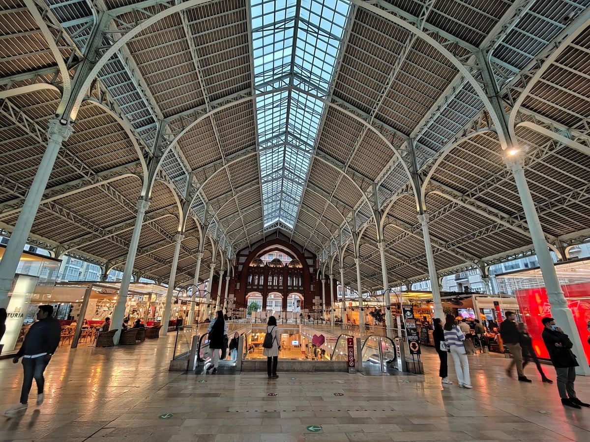Edificio histórico del centro de Valencia y sus interiores