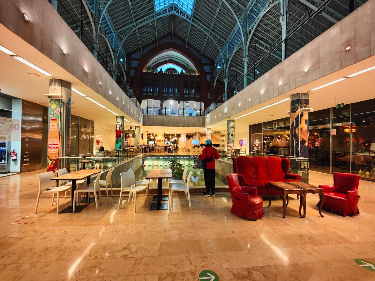 Edificio histórico del centro de Valencia y sus interiores