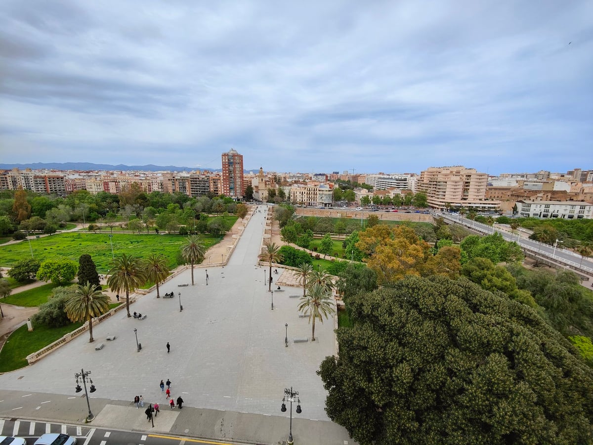 Torres y murallas históricas de Valencia con vistas de la ciudad