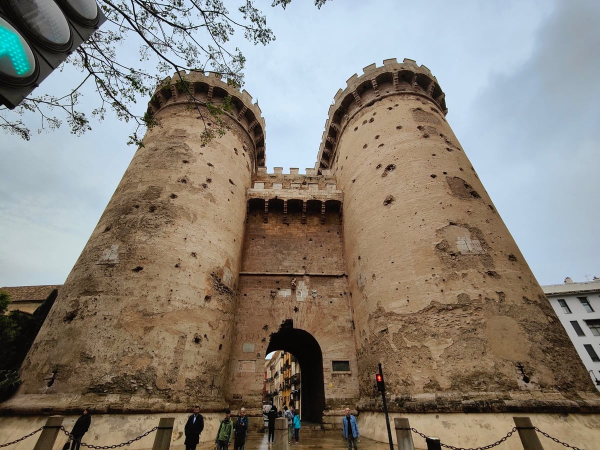 Torres y murallas históricas de Valencia con vistas de la ciudad