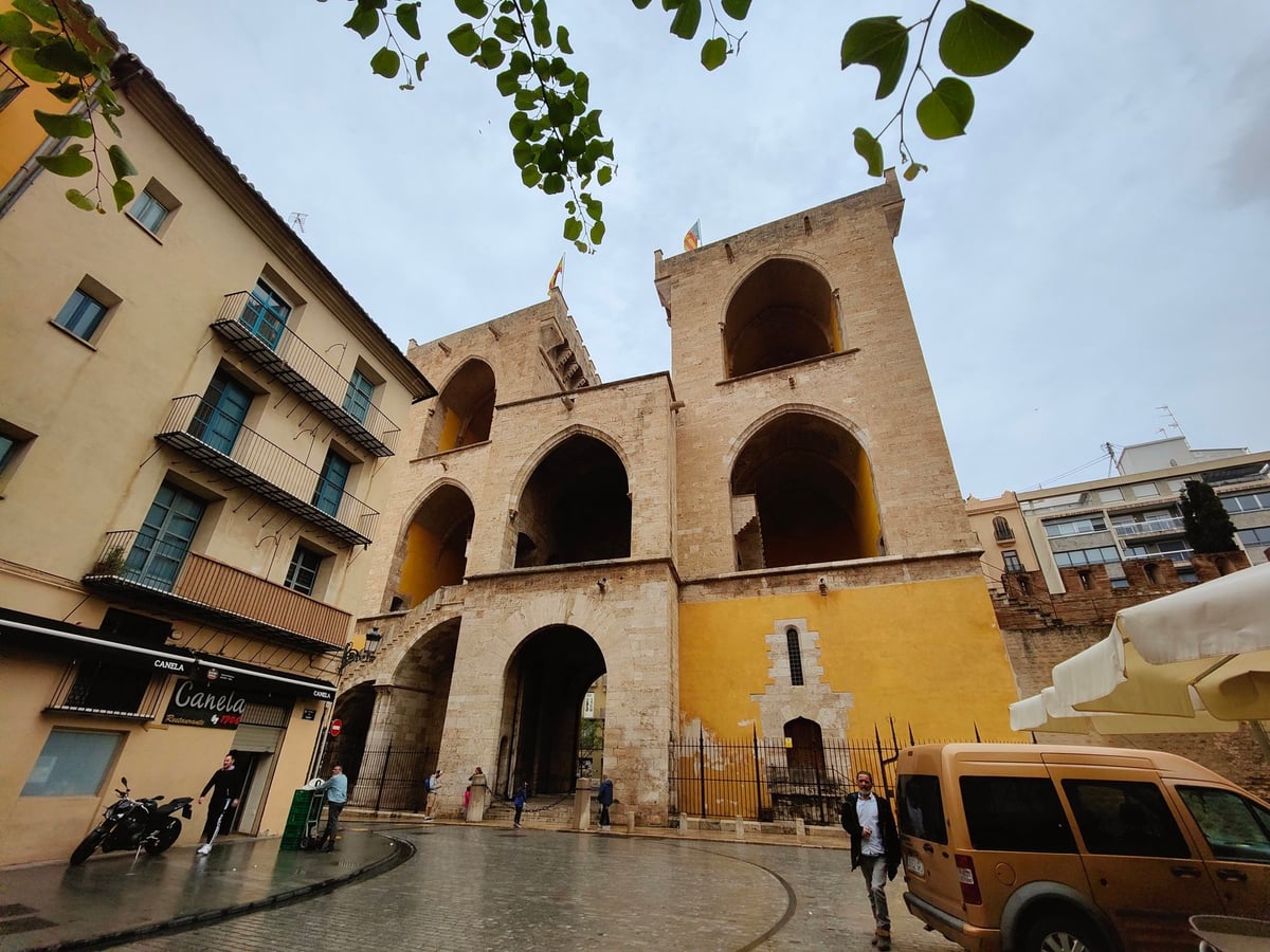 Torres y murallas históricas de Valencia con vistas de la ciudad