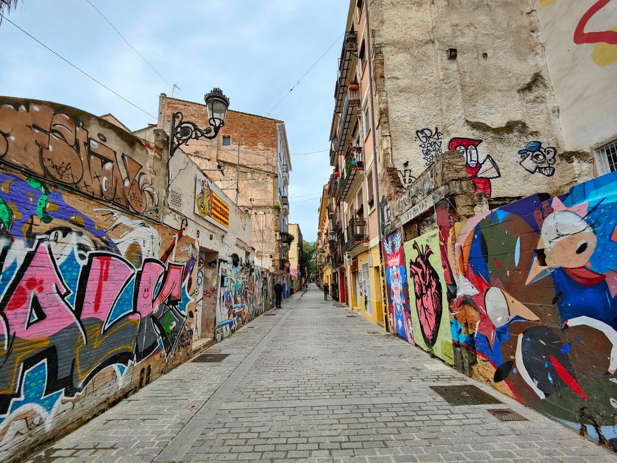 Torres y murallas históricas de Valencia con vistas de la ciudad