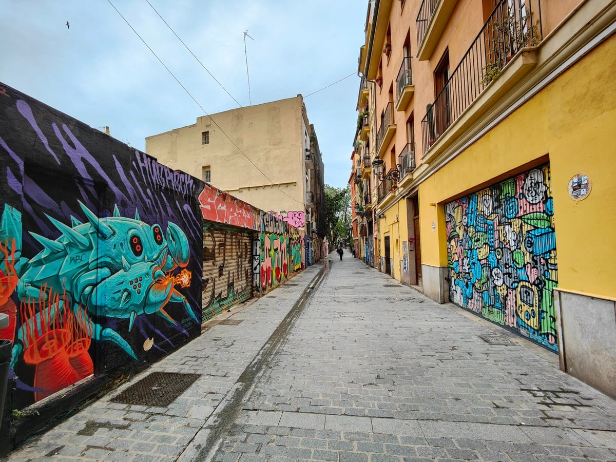 Torres y murallas históricas de Valencia con vistas de la ciudad