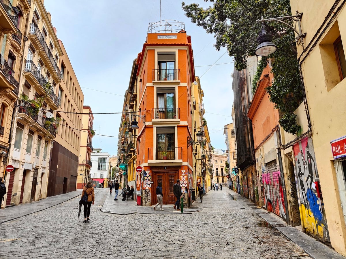 Torres y murallas históricas de Valencia con vistas de la ciudad