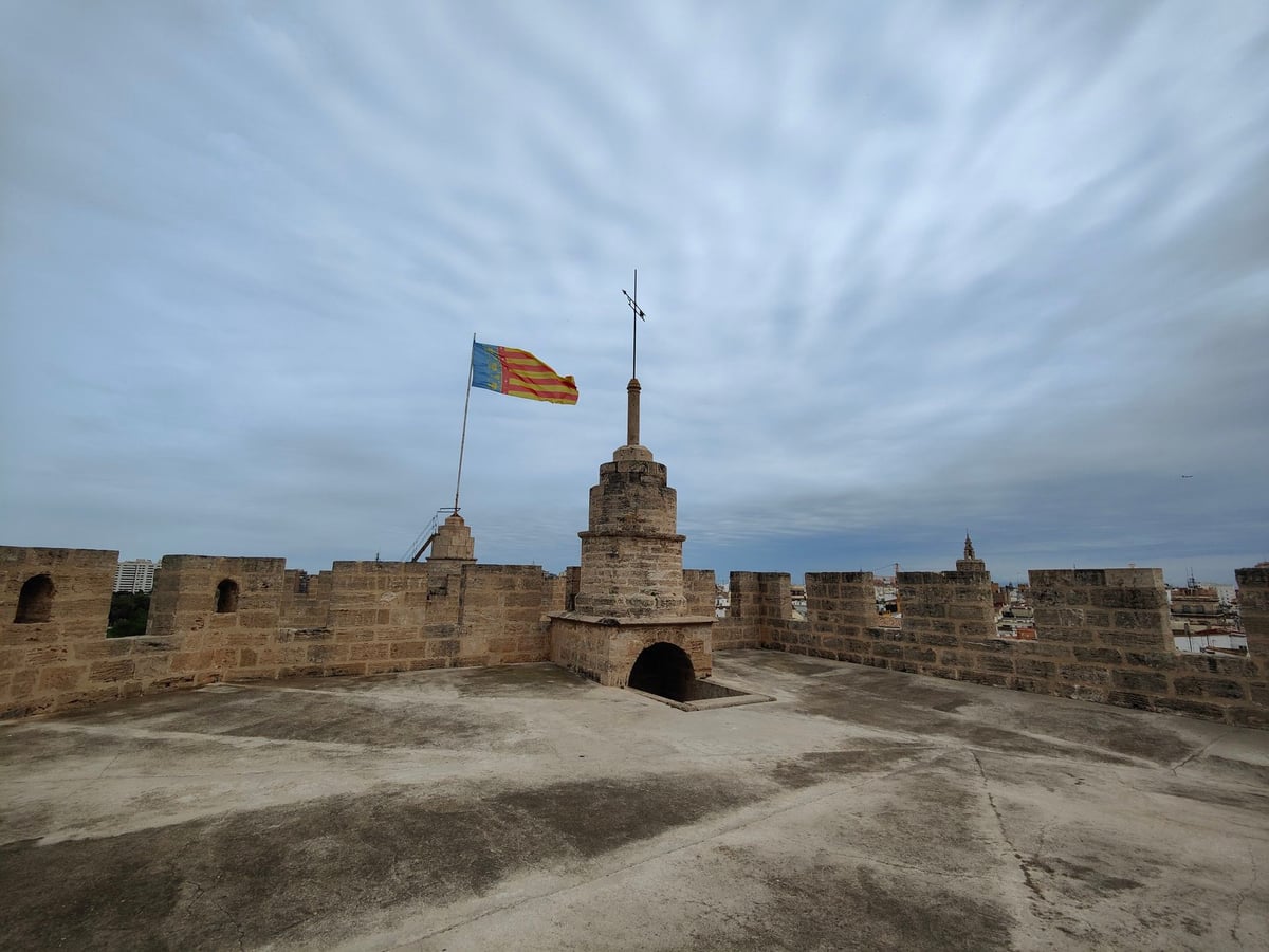 Torres y murallas históricas de Valencia con vistas de la ciudad
