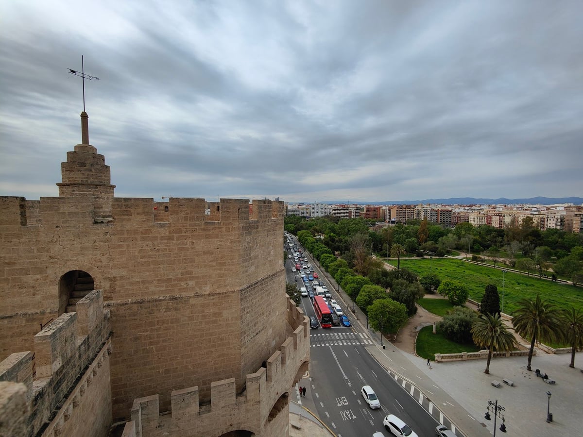 Torres y murallas históricas de Valencia con vistas de la ciudad