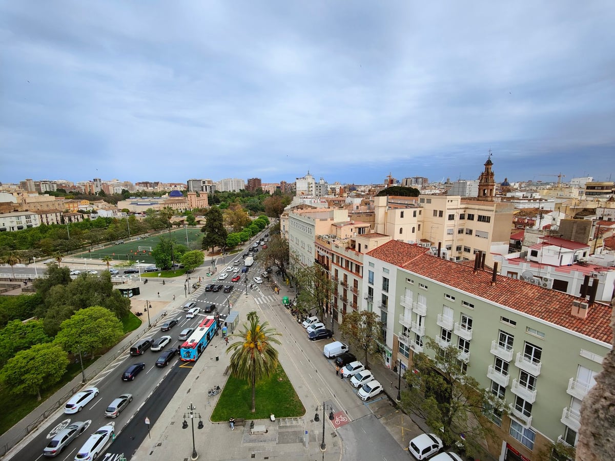 Torres y murallas históricas de Valencia con vistas de la ciudad
