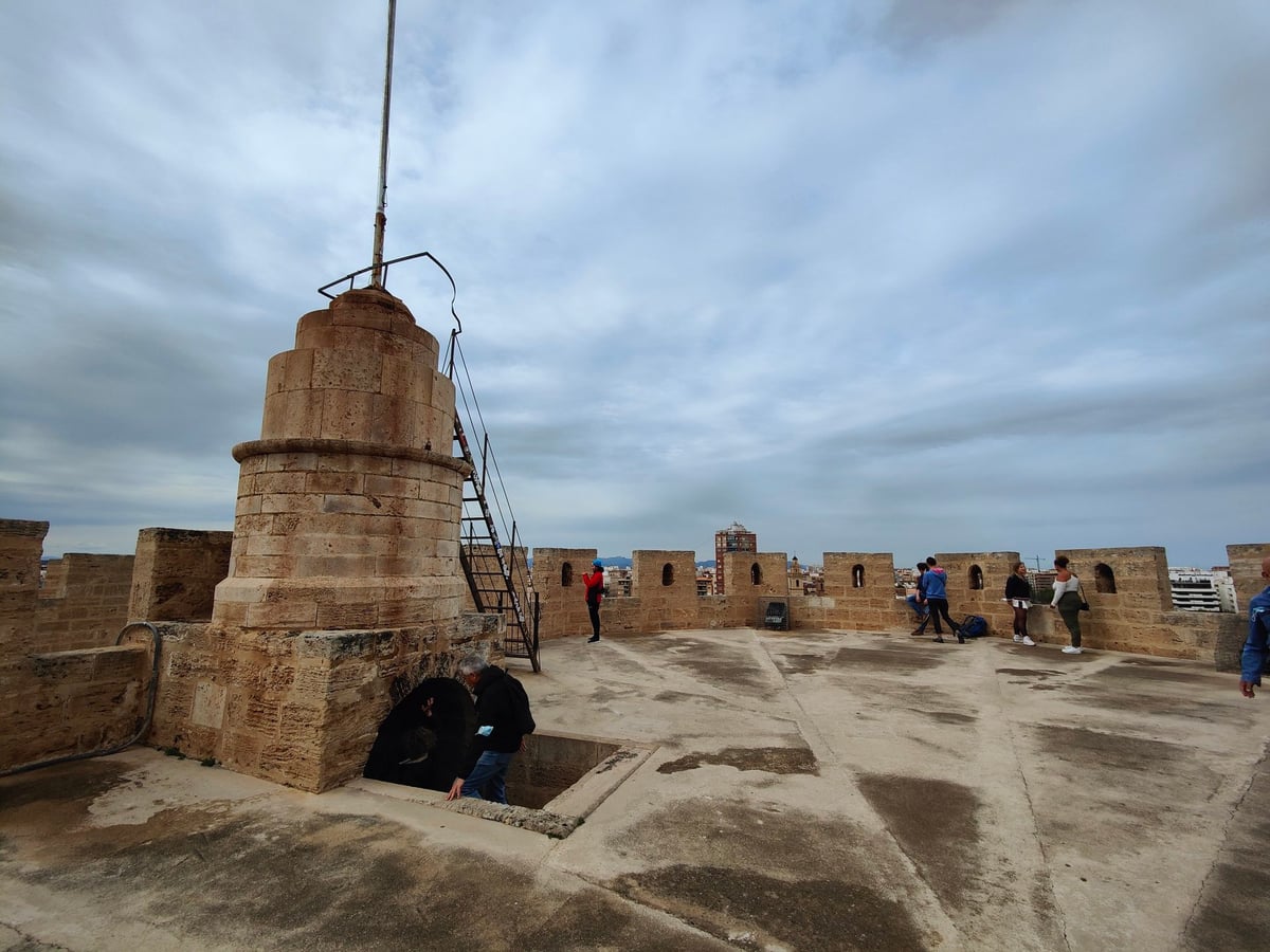 Torres y murallas históricas de Valencia con vistas de la ciudad
