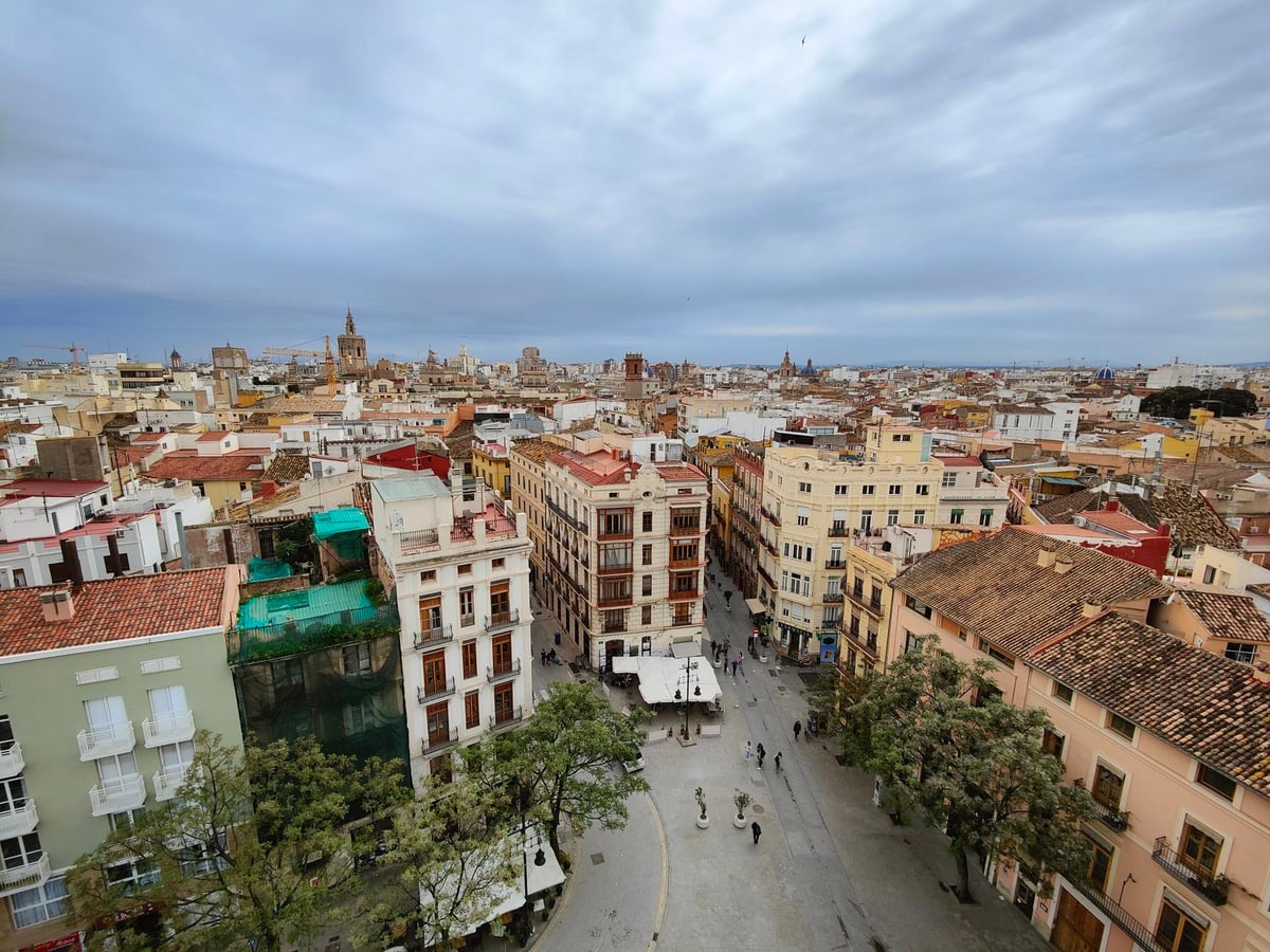 Torres y murallas históricas de Valencia con vistas de la ciudad