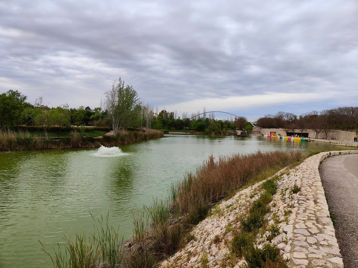 Torres y murallas históricas de Valencia con vistas de la ciudad