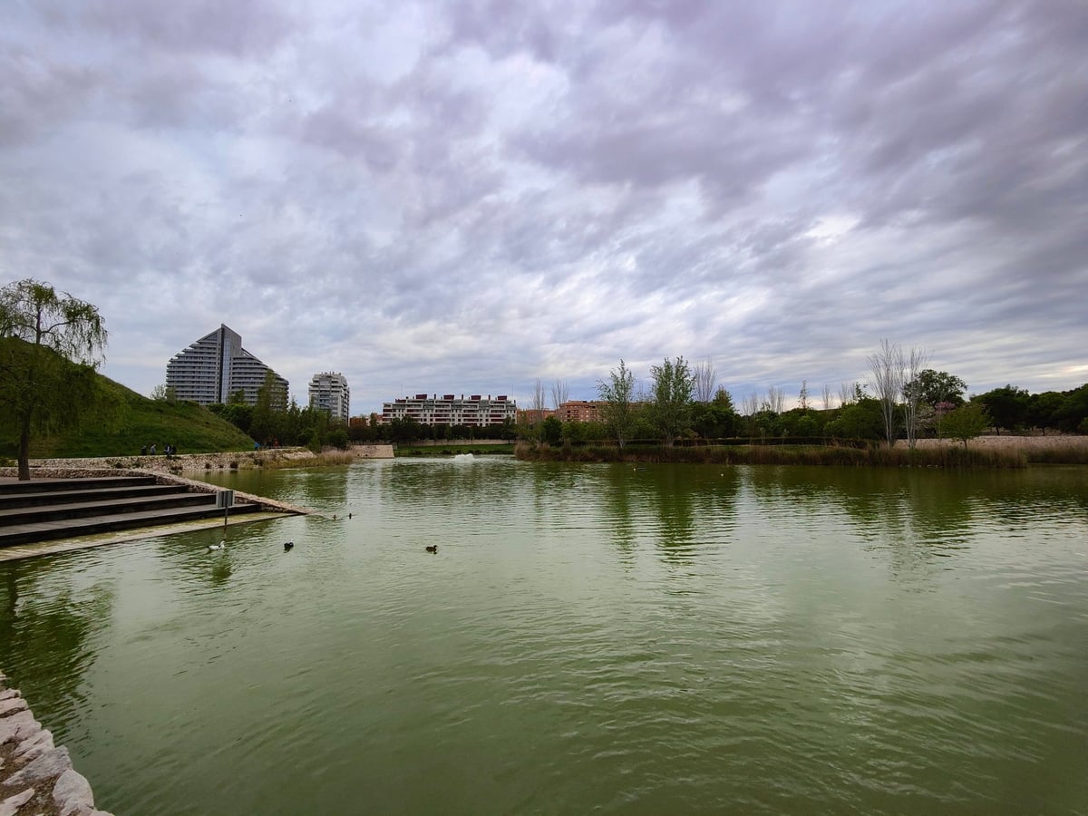 Torres y murallas históricas de Valencia con vistas de la ciudad