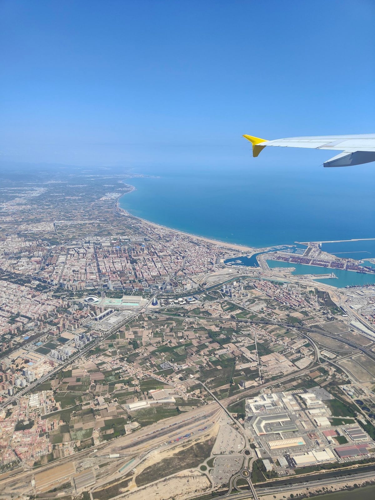 Vista aérea de Valencia y su litoral desde un avión
