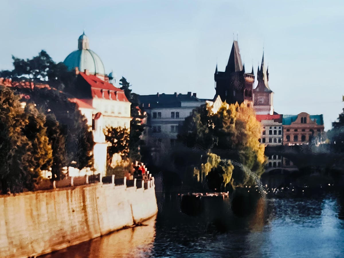 Edificios históricos junto a un canal en Praga