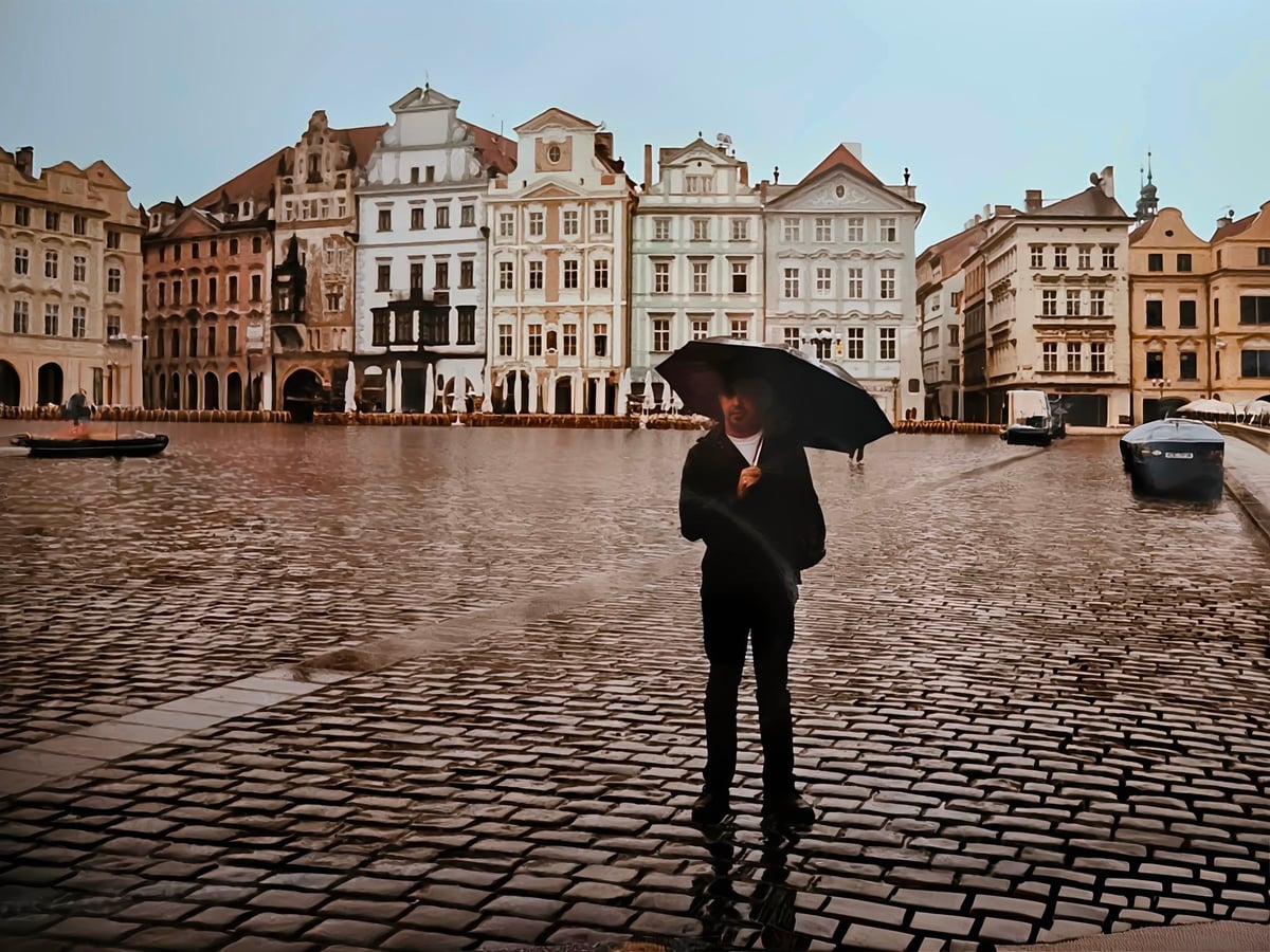 Plaza de la Ciudad Vieja de Praga bajo la lluvia