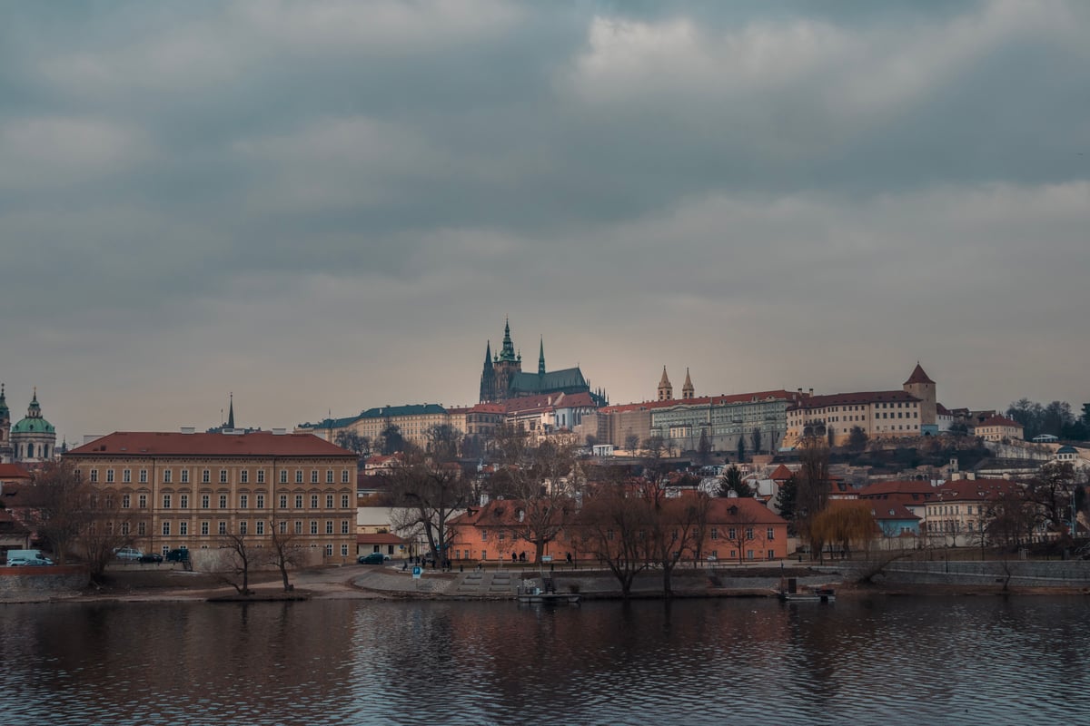 Vista oscura del Castillo de Praga y el Río Vltava, perfecta para fotografía de viaje.