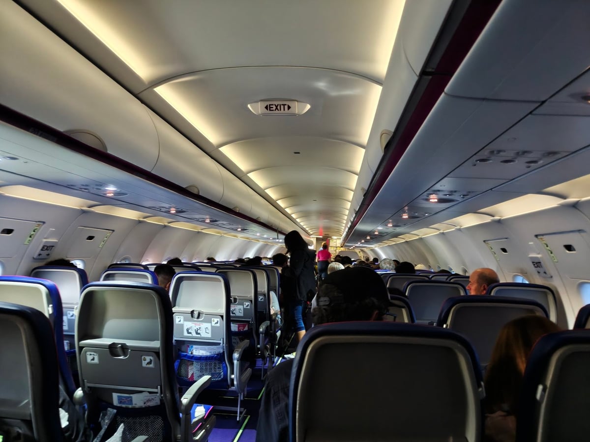 Interior de un avión de pasajeros durante un viaje a Viena