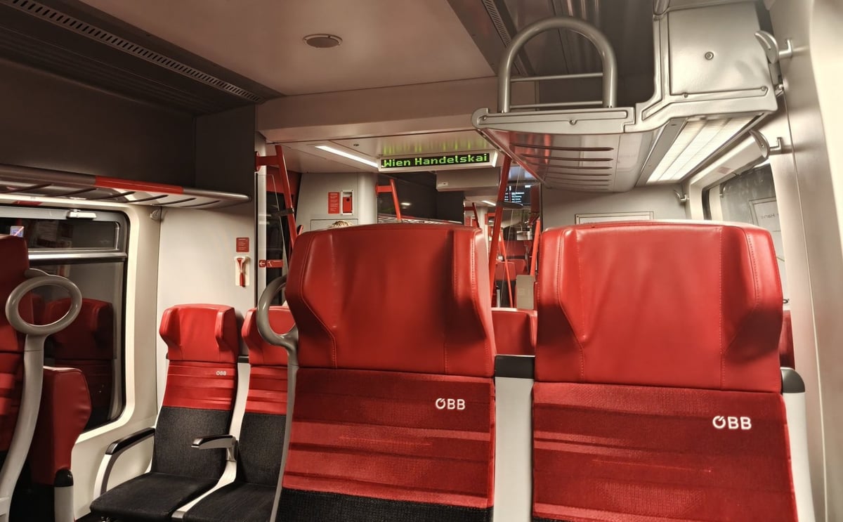 Interior de un avión de pasajeros durante un viaje a Viena