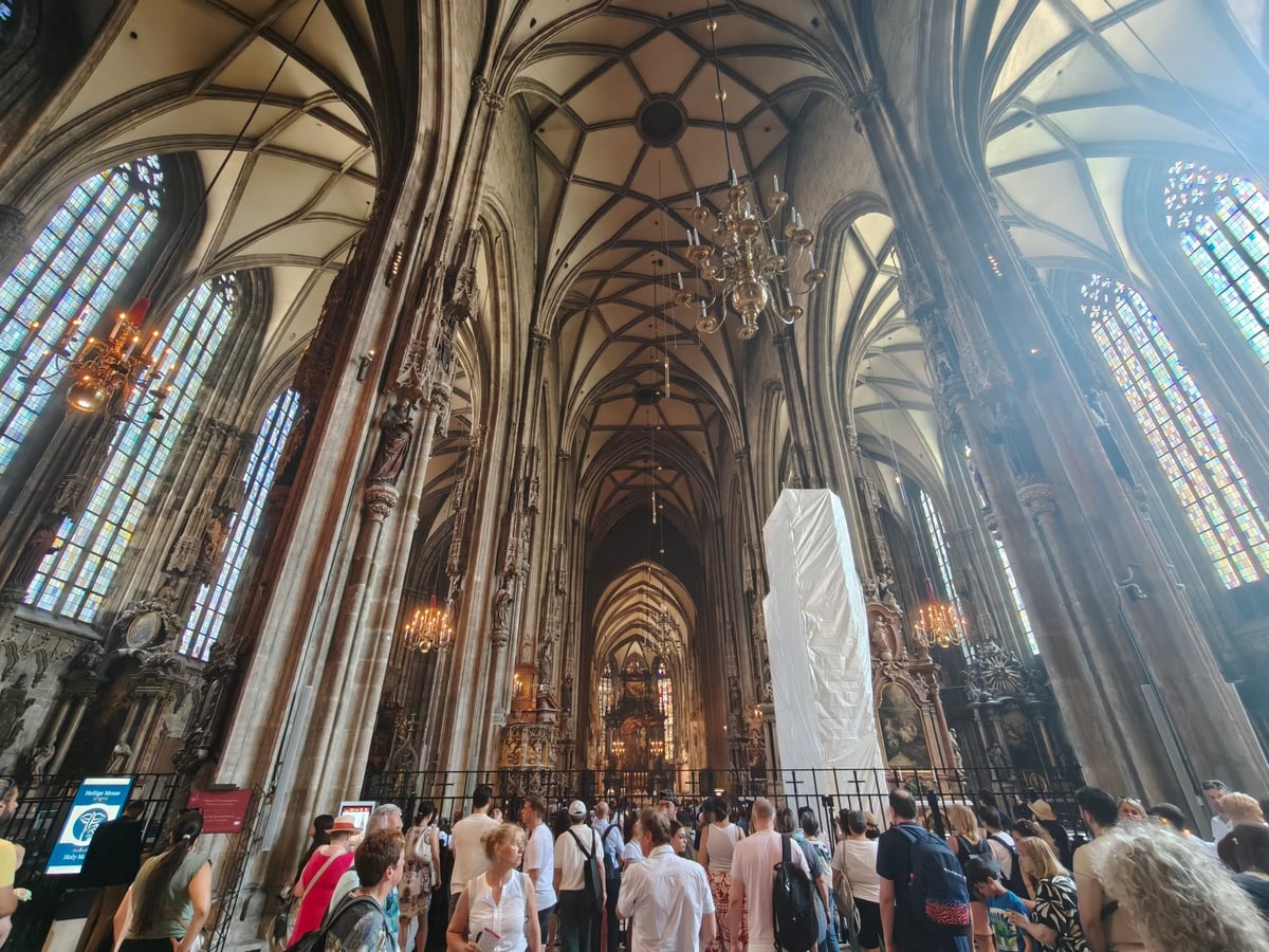 La catedral de San Esteban de Viena, con su tejado de tejas esmaltadas formando un dibujo geométrico y las torres góticas recortadas contra el cielo.