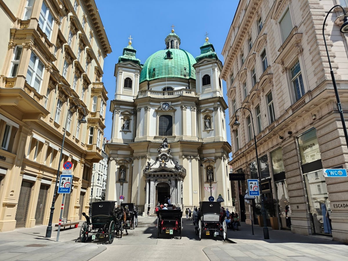 Iglesia barroca del centro de Viena y su interior