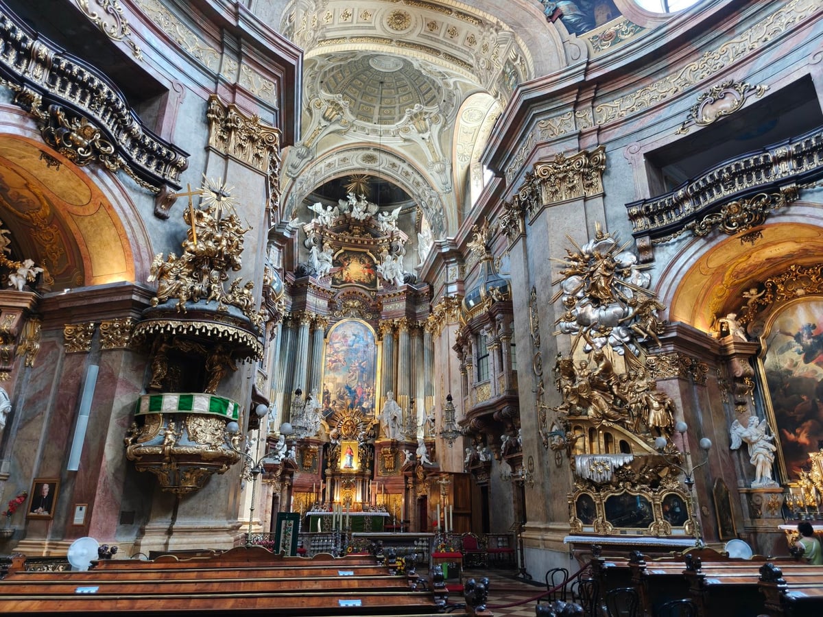 Iglesia barroca del centro de Viena y su interior