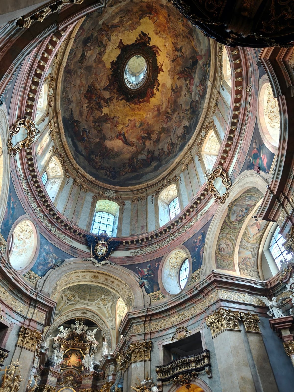 Iglesia barroca del centro de Viena y su interior