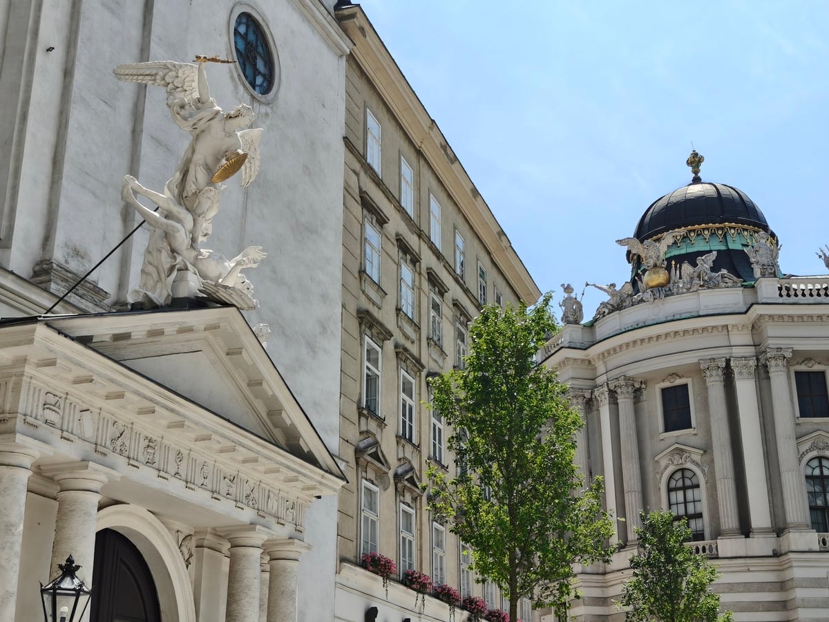 Iglesia histórica de Viena con vitrales y velas en el interior