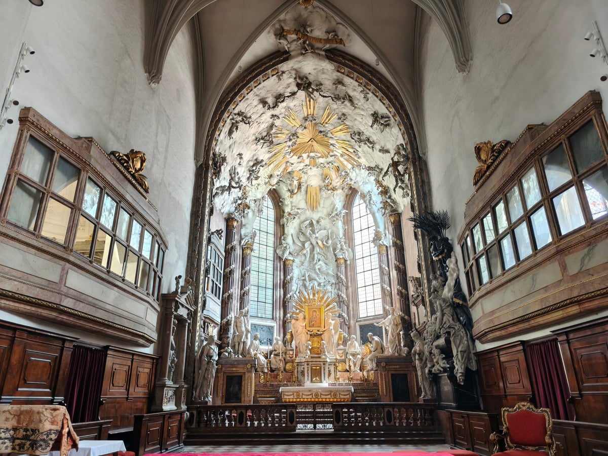 Iglesia histórica de Viena con vitrales y velas en el interior
