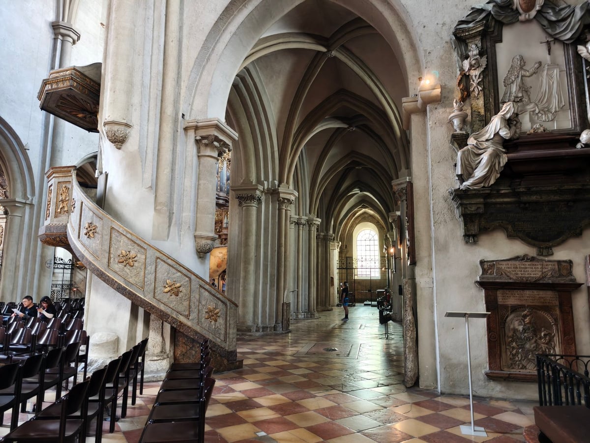 Iglesia histórica de Viena con vitrales y velas en el interior