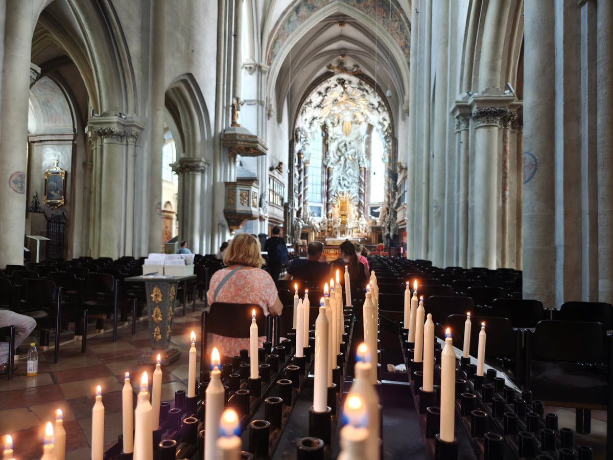 Iglesia histórica de Viena con vitrales y velas en el interior