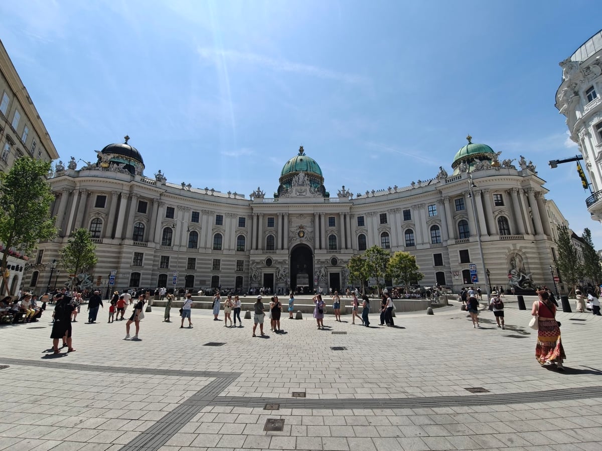 Palacio de Hofburg y sus plazas en Viena