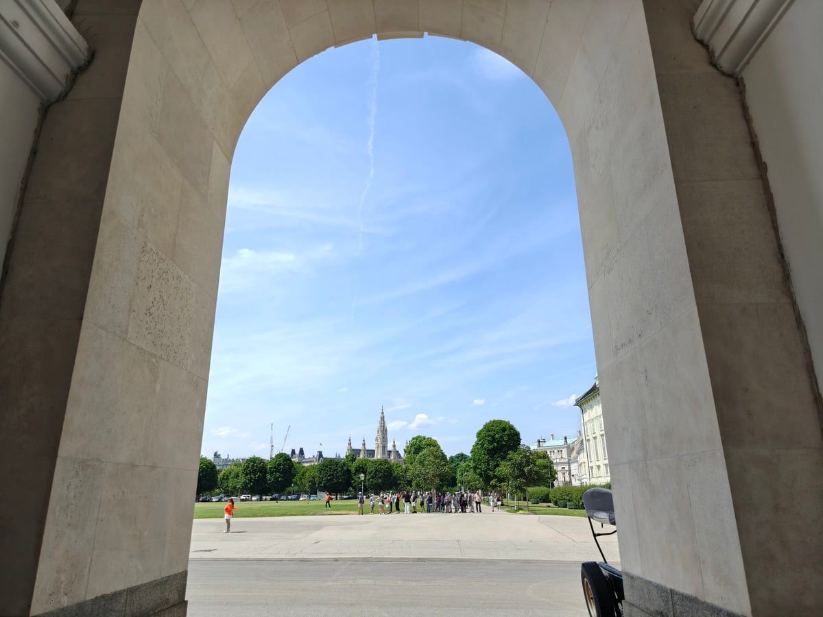 Palacio de Hofburg y sus plazas en Viena