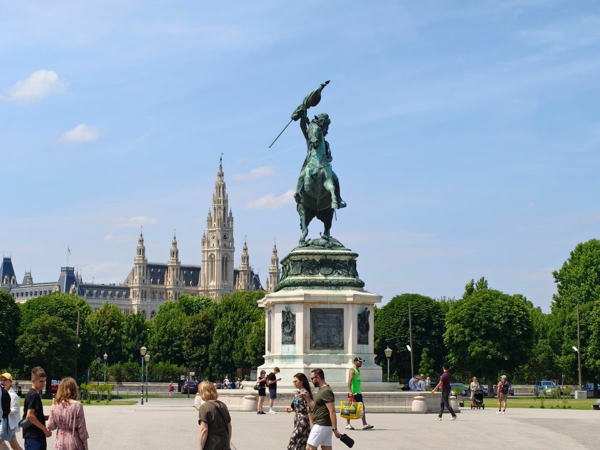 Palacio de Hofburg y sus plazas en Viena