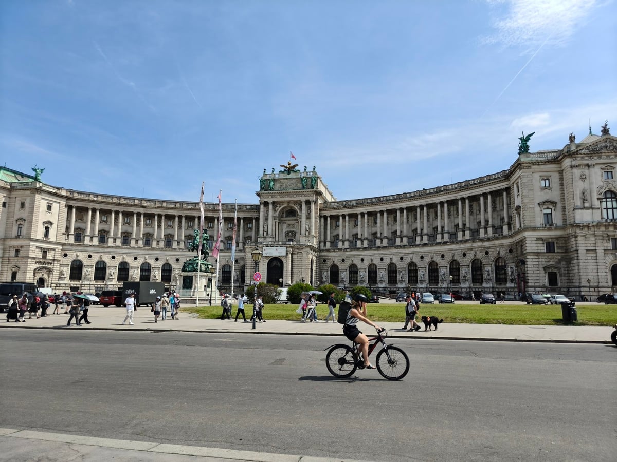 Palacio de Hofburg y sus plazas en Viena