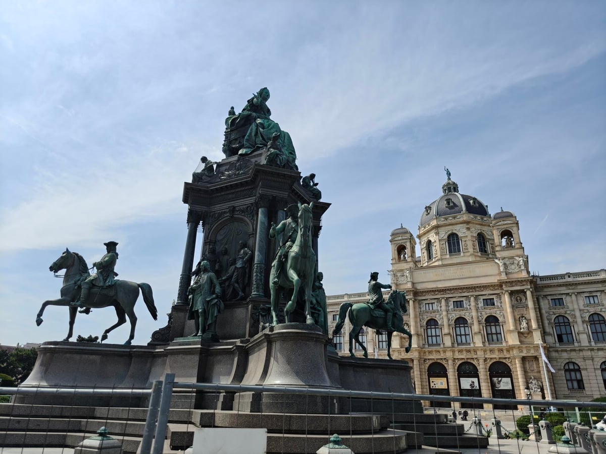 Palacio de Hofburg y sus plazas en Viena