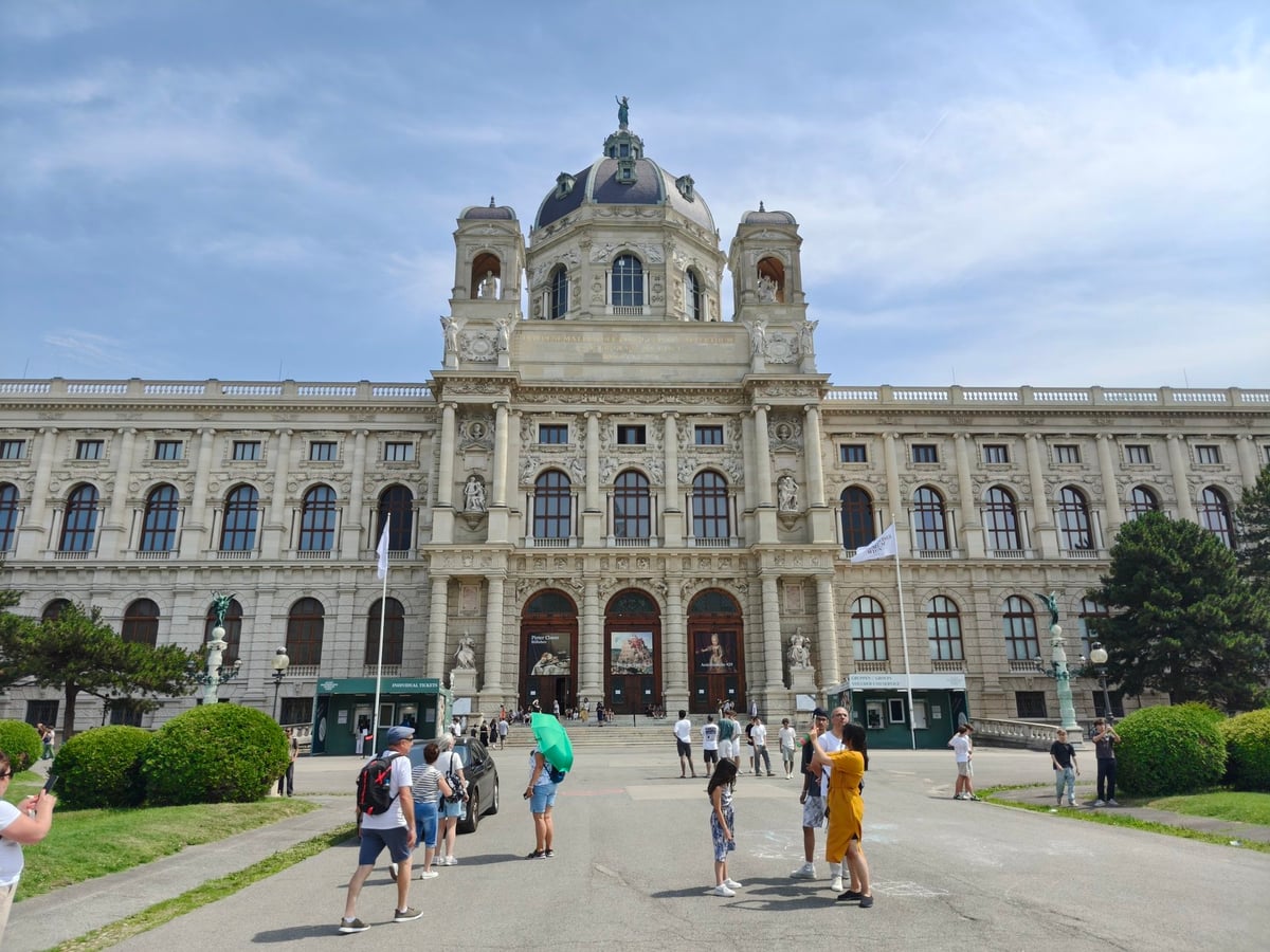 Palacio de Hofburg y sus plazas en Viena