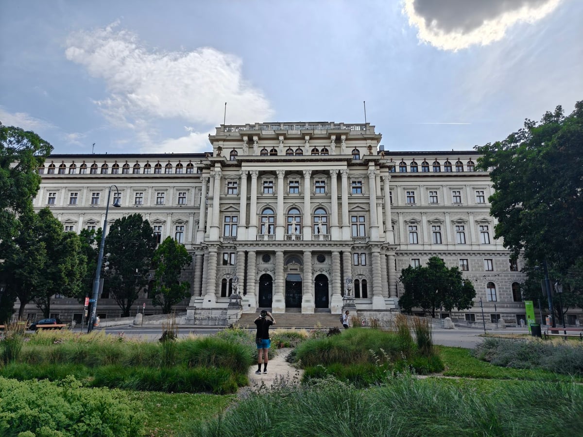 Edificios históricos y calles del centro de Viena