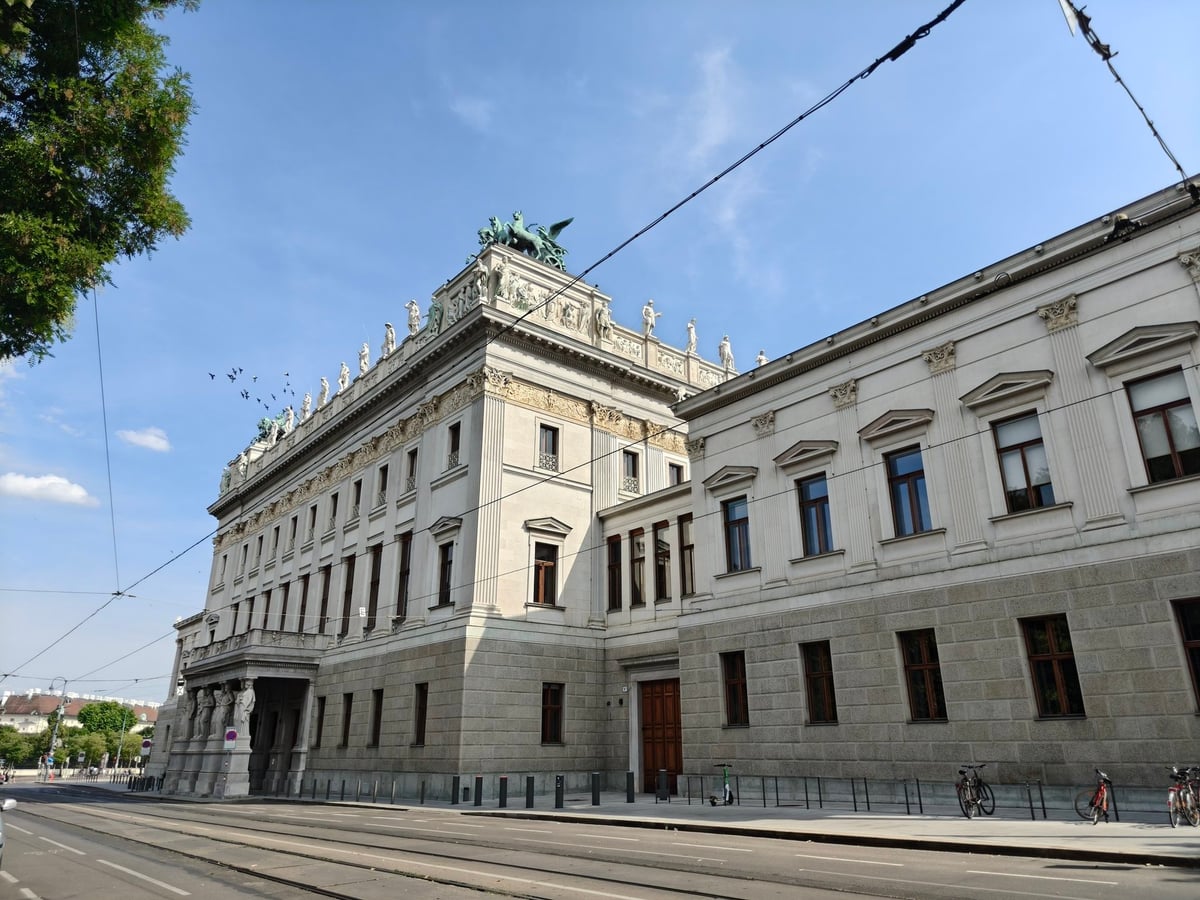 Edificios históricos y calles del centro de Viena