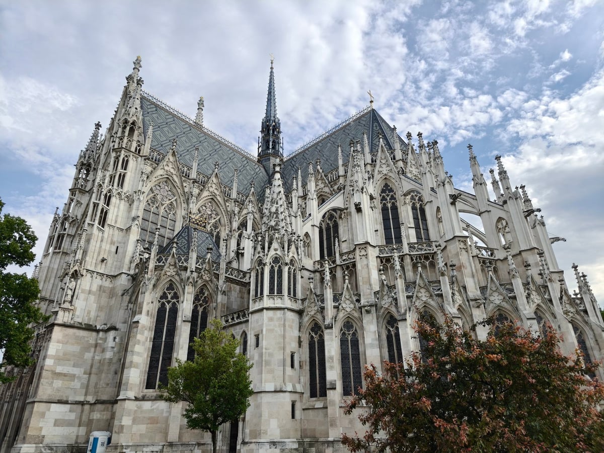 Catedral gótica fotografiada desde el exterior
