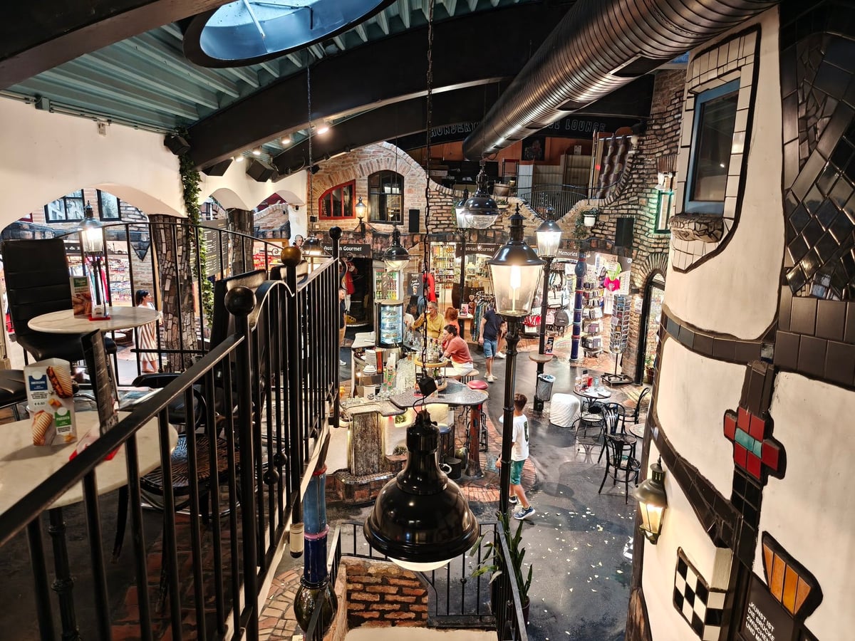Interior de un edificio de arquitectura de Friedensreich Hundertwasser