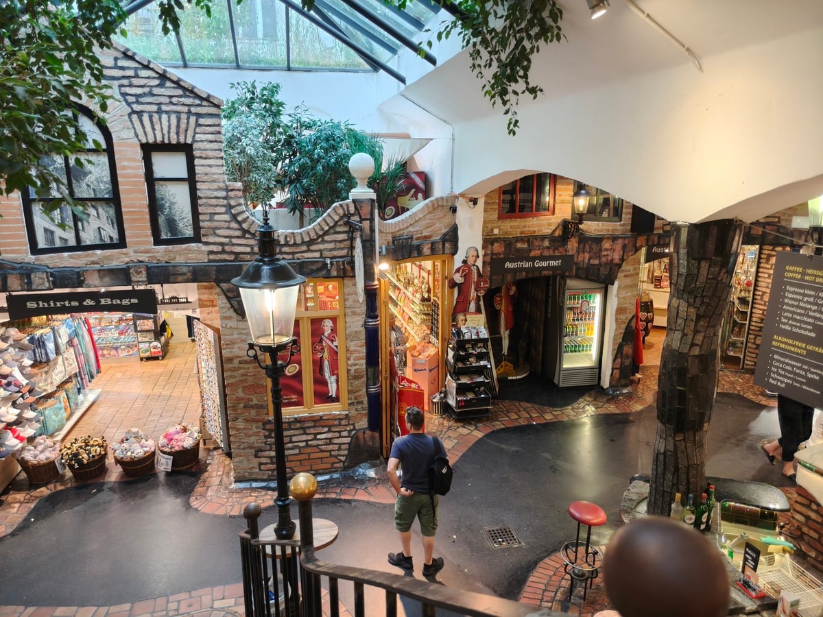 Interior de un edificio de arquitectura de Friedensreich Hundertwasser