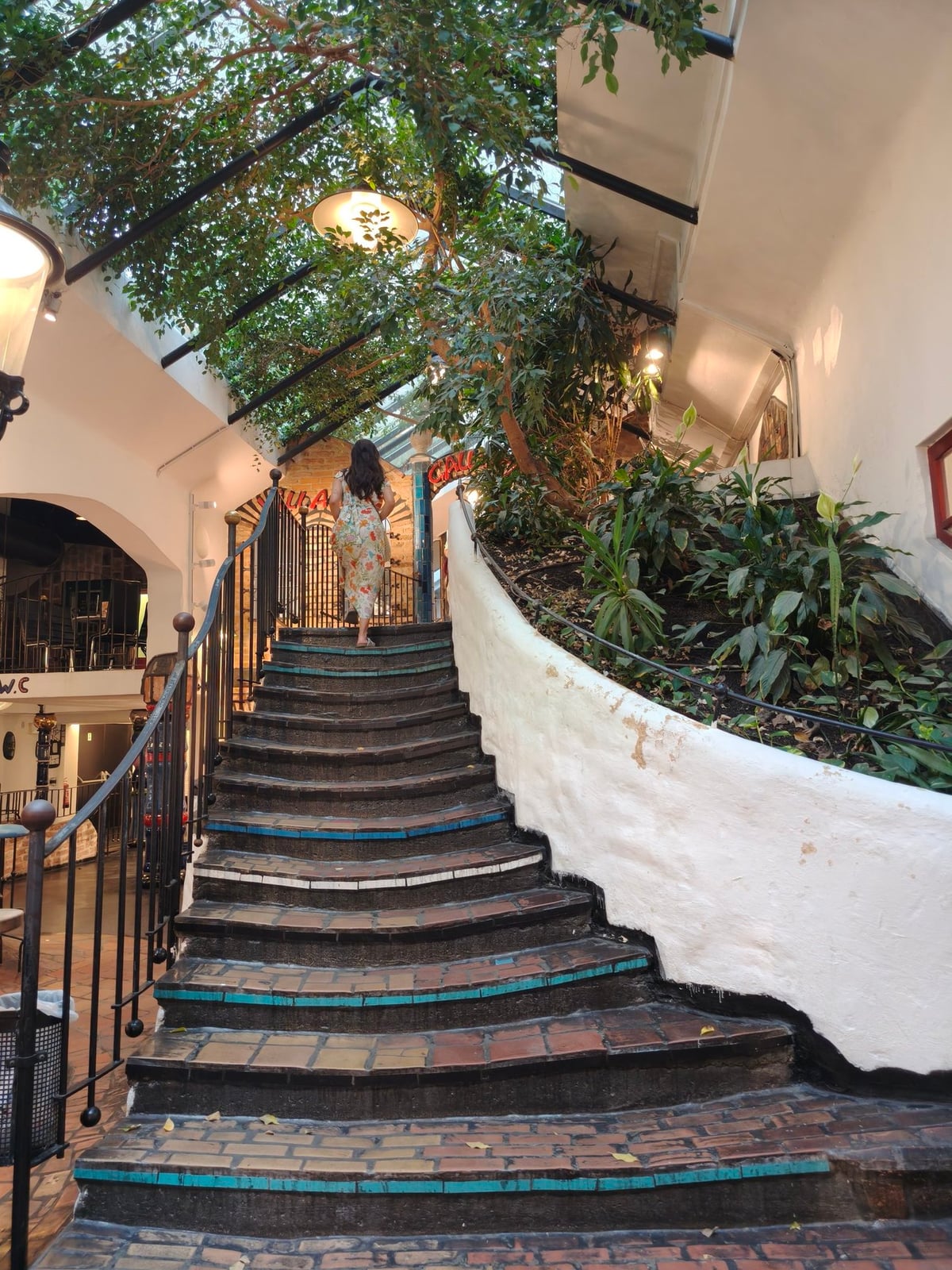 Interior de un edificio de arquitectura de Friedensreich Hundertwasser